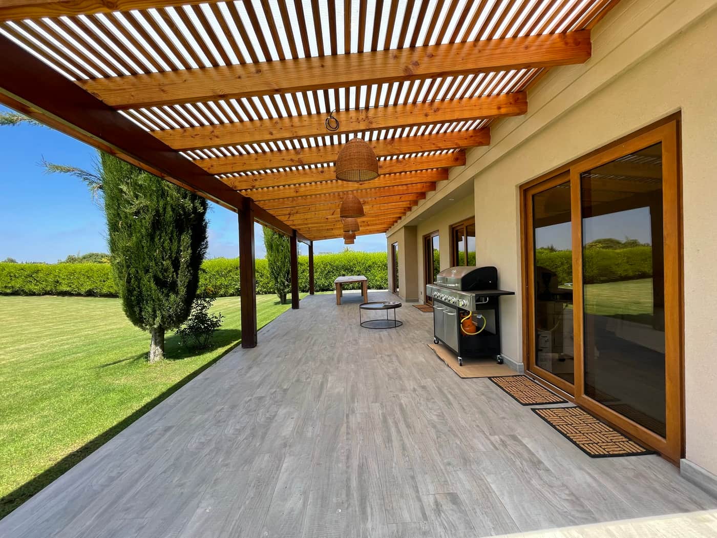 Terraza cubierta con pérgola de madera