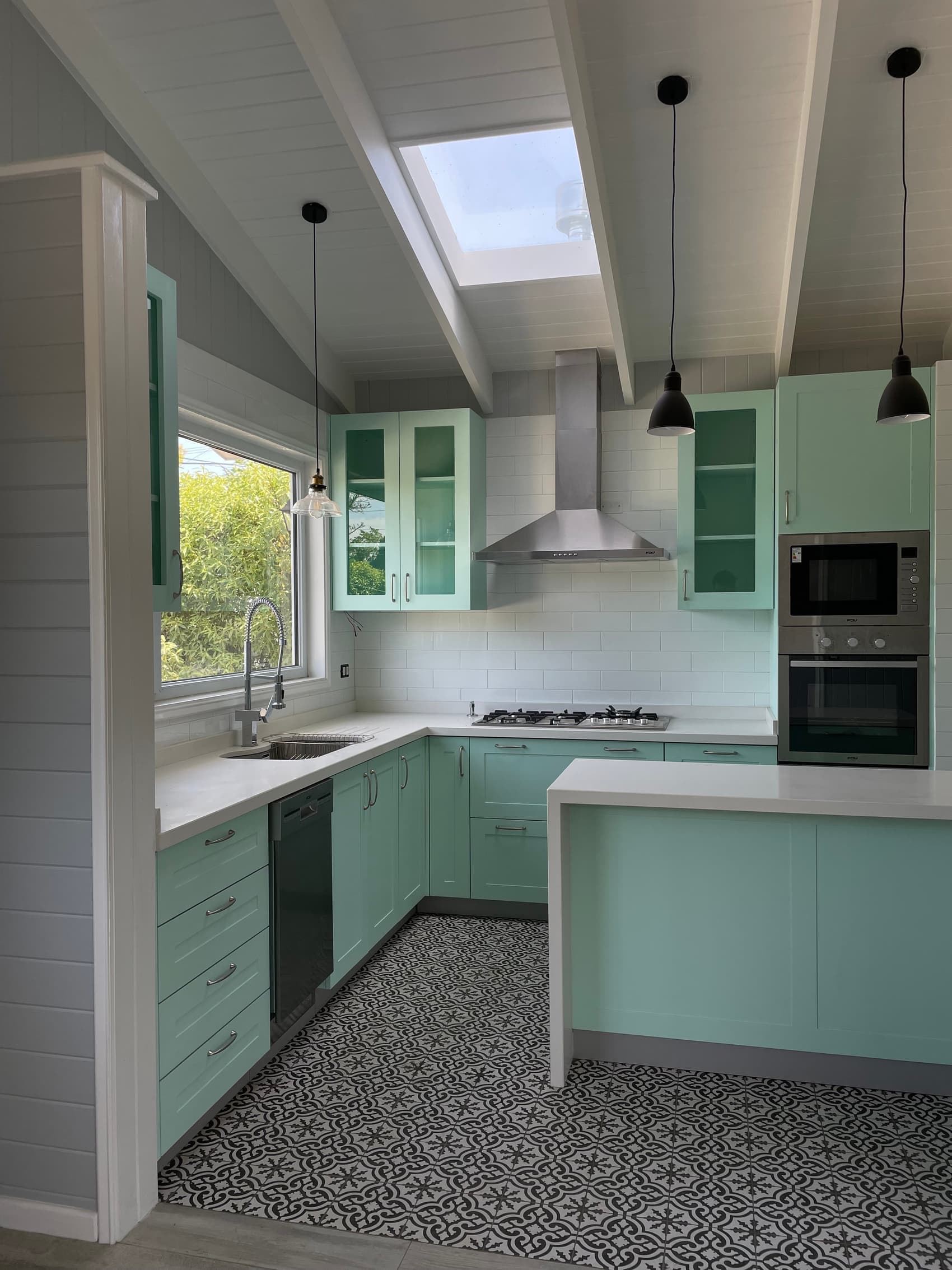Cocina remodelada verde agua
